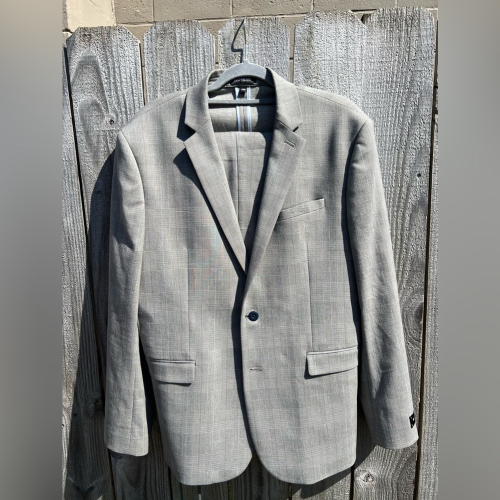 NEW Express Men’s Designer 2-piece suit, Gray Plaid w/Light Blue Accent